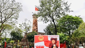 河内张灯结彩，准备迎接3月15日选举日【视频】