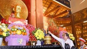 越南国会主席陈青敏前往胡志明市古芝滨药烈士纪念祠敬献鲜花和上香。