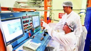 工程师们正在中国广东省的一座核电站进行操作。（图片来源：新华社）