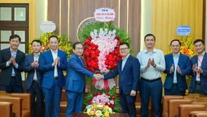 《越通社》和《共产杂志》代表团前来庆祝《人民报》社创刊75周年【组图】