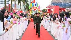 首都河内青年踊跃参军入伍【组图】