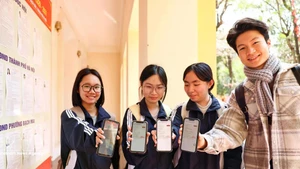 1800余名河内国民经济大学学生选民已准备好迎接这一重要日子，并在VNeID应用上“晒出”自己的投票地点。（图片来源：越通社）