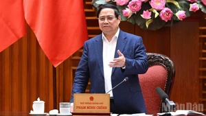 范明正总理在会上发表讲话。