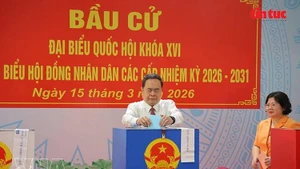 越南国会主席、国家选举委员会主席陈青敏在胡志明市旭门乡第14号投票站行使公民权利。