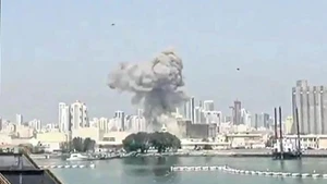 2月28日，巴林海军作战支援中心（NSA）冒出浓烟。该国约有100名越南籍员工。（图片来源：越通社）