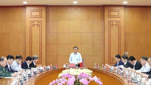 陈锦秀同志主持会议。（图片来源：越通社）