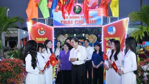 国会主席陈青敏出席胡志明市东盛乡新兵入伍集训营活动。