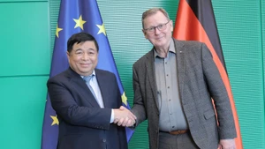 越南政府副总理阮志勇会见德国联邦议院副议长博多·拉梅洛。（图片来源：越通社）