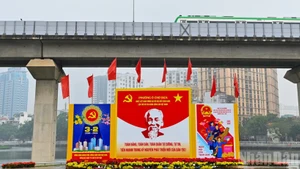 在广场、环岛和交通繁忙地区安装了大型广告牌，以传播有关选举日的信息。