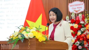 智利驻越南大使纳斯利·贝尔纳尔·普拉多在活动中发表讲话。