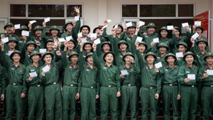 新兵兴高采烈在单位履行选举权利【组图】