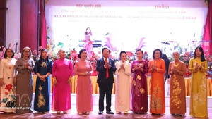 老挝越南奥黛遗产俱乐部委员会正式亮相。