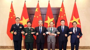 越中两国外交部部长、国防部部长、公安部部长合影。