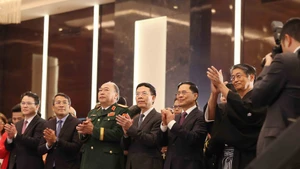 越南政府副总理裴青山以及各位代表出席招待会。