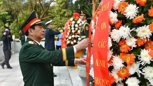 潘文江大将和董军上将在越中人民革命烈士纪念碑敬献花圈【组图】