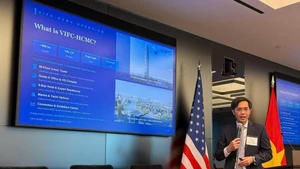 3月23日，在纽约举行的越美商业论坛上，胡志明市越南国际金融中心管理机构副主任阮友勋分享了他对越南国际金融中心-胡志明市投资机遇的见解。（图片来源：越通社）