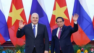 越南总理范明正在2025年1月14日至15日俄罗斯总理米哈伊尔·米舒斯京对越南进行正式访问期间与其举行了会谈。（图片来源：国际报）