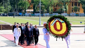 约旦国王阿卜杜拉二世率团入陵瞻仰胡志明主席遗容。（图片来源：越通社）