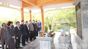 各位代表在中央民-政-党机关党委传统馆上香。