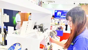 机械企业在胡志明市贸易与投资促进中心的展厅展示产品。