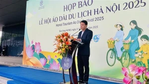 河内市旅游局副局长阮陈光在发布会上发言。（图片来源：越通社）