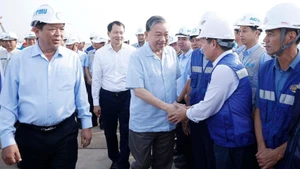 苏林总书记看望和鼓励在龙城国际机场建设项目工作的干部职工和劳动者。（图片来源：越通社）