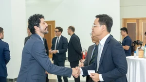 越南和意大利企业代表在论坛上进行交流。（图片来源：越通社）