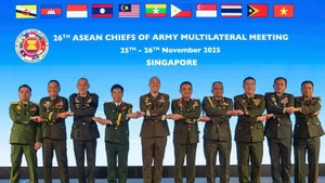 越南人民军副总参谋长阮文义上将与出席会议的各国代表团团长合影。（图片来源：越南人民军队报）