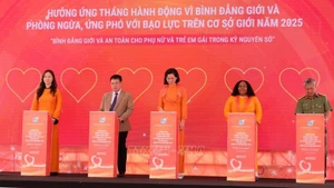 与会代表举行仪式，承诺携手促进数字时代的性别平等。（图片来源：越通社）