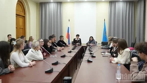 俄罗斯联邦国立语言大学（MGLU）越南语系的师生与来自莫斯科多所著名高校的越南语专业学生共同举行一场“特别课堂”。（春兴 摄）