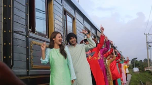 《万里爱上你》电影讲述印度富豪世家少爷马纳夫（Manav）与充满激情和个性的越南年轻艺术家阿玲（Linh）之间的爱情故事。