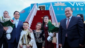 范明正总理和夫人黎氏碧珍抵达阿尔及尔胡阿里·布迈丁国际机场（Houari Boumediene Alger），开始对阿尔及利亚进行正式访问。（图片来源：政府门户网站）