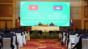 越南与柬埔寨第13届边境省份合作与发展会议在首都金边举行。