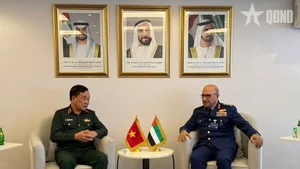 越南国防部副部长黄春战上将会见阿联酋国防部副部长易卜拉欣·纳赛尔·阿莱维中将。（图片来源：人民军报）