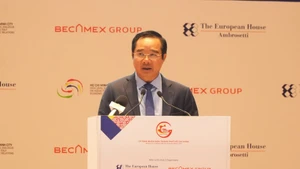 胡志明市人民委员会主席阮文得在开幕式上致词。（图片来源：越通社）