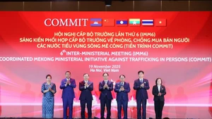 政府副总理裴青山与出席会议的各国代表团团长合影。（图片来源：政府网）