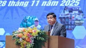 政府副总理阮志勇在论坛上致辞。