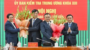 政府总理范明正和中央书记处常务书记陈锦秀向河内市委书记阮维玉和中央检查委员会主任陈士清送花表示祝贺。