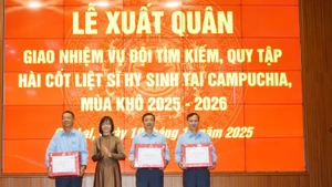 嘉莱省人民委员会副主席、515号指导委员会主任阮氏清历与K52队干部战士代表。（图片来源：越通社）