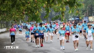2025年VnExpress马拉松芹苴站现场。（图片来源：越通社）