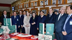 范明正总理和夫人出席阿拉伯语版《奠边府》一书发布仪式。（清江 摄）