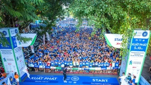 近2500名国际运动员参加2025年渣打河内世界文化遗产马拉松。（图片来源：越通社）