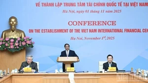 越南政府总理范明正在政府总部主持召开会议。（陈海 摄）