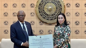 岘港市人民委员会副主席阮氏英诗与世界自然基金会（WWF）国家办事处主任马丁·卡巴鲁阿帕·卡平加。（图片来源：越通社）