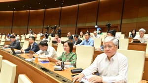 国会表决通过关于2026年经济社会发展计划的决议。（维灵 摄）