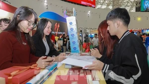 各旅行社的展区人气旺盛，游客纷纷前来了解冬季、新年及春节等旅游线路，以及机票、火车票、酒店等相关服务。（图片来源：越通社）