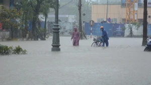 持续强降雨导致多条路段积水严重。（图片来源：越通社）