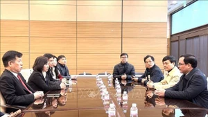 越南劳动总联合会代表团访问越南驻韩国大使馆。（图片来源：越通社）