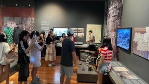 游客参观岘港博物馆。