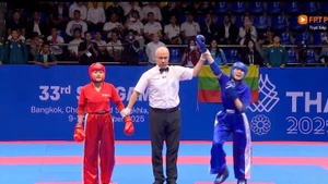 黄氏翠江（右）在第33届东南亚运动会踢拳项目女子50公斤级点数对抗赛中表现出色，为越南体育代表团摘下了第42枚金牌